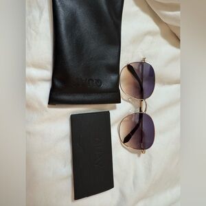 Quay jezabell Black Sunglasses with Case